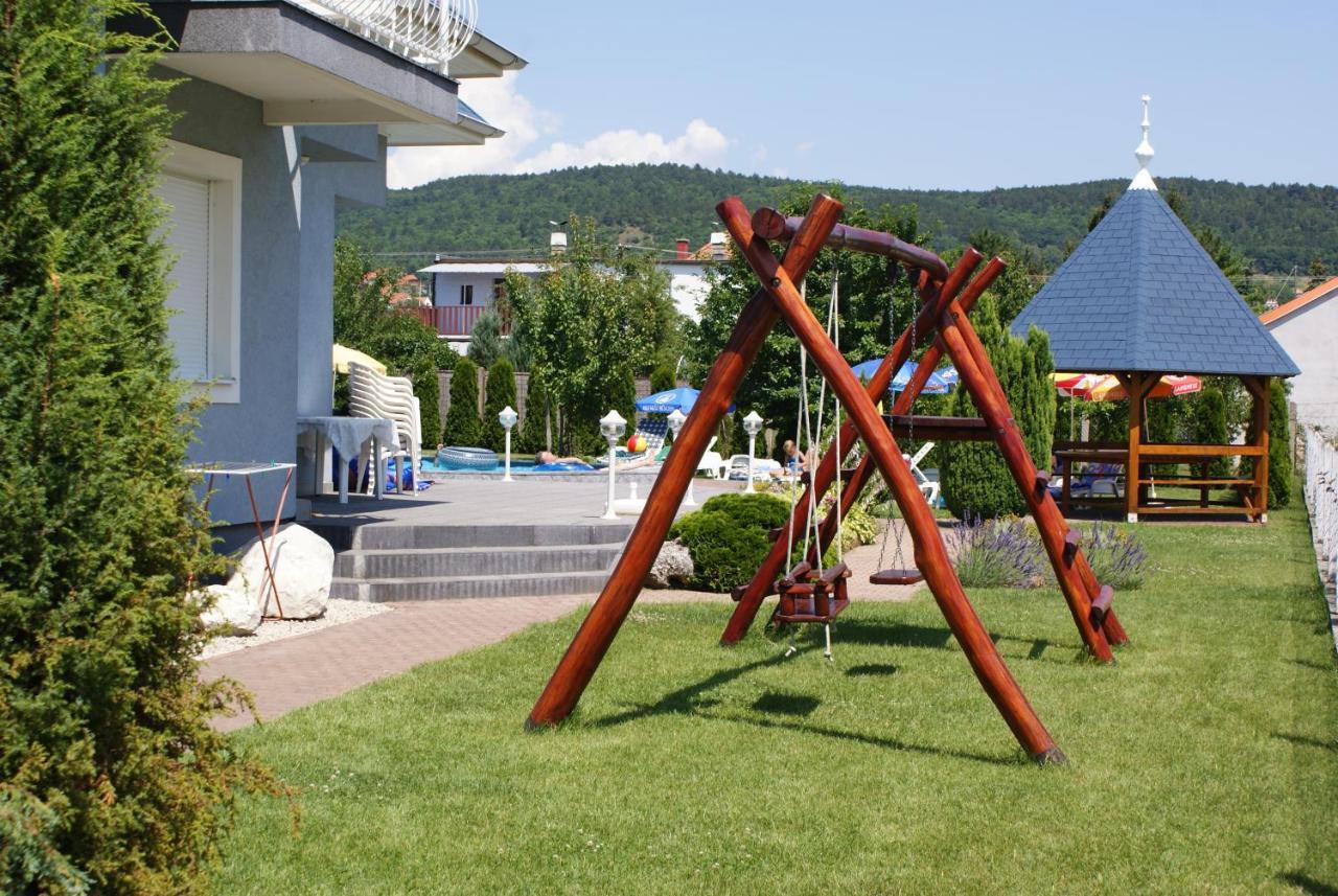 Kek Vendeghaz Family Resort Gyenesdias Exterior photo