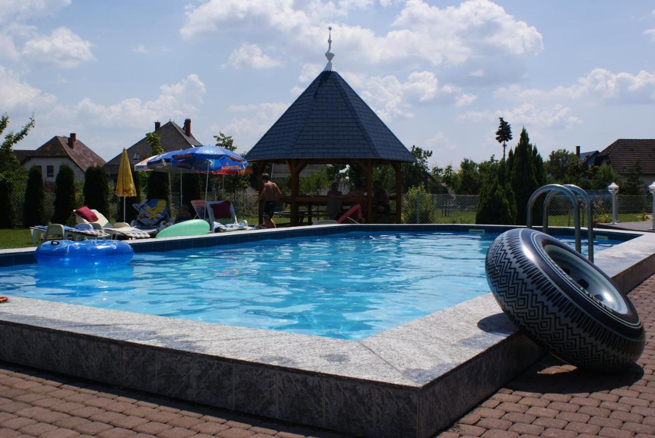 Kek Vendeghaz Family Resort Gyenesdias Exterior photo